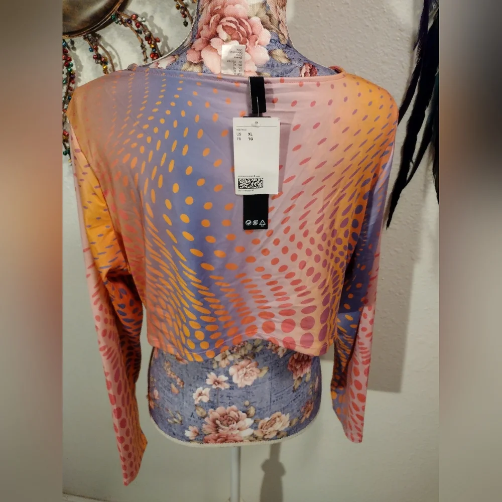 Divided Cut Out Ruched Crop Top - Picture 3 of 6